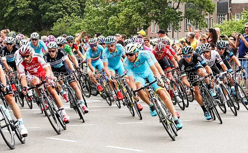 全球赛车巅峰对决：国际著名汽车运动赛事的魅力与挑战